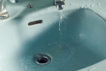 Wasser fließt in ein Waschbecken