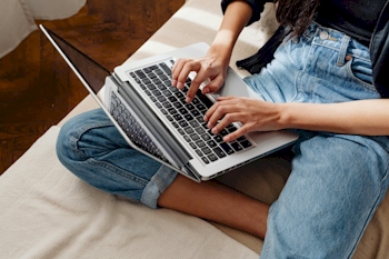 Person surft am Laptop