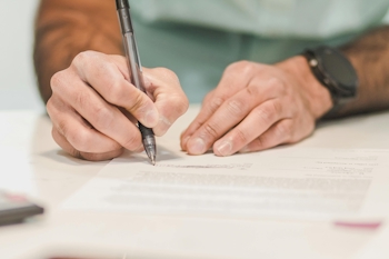 Hände schreiben Dokument