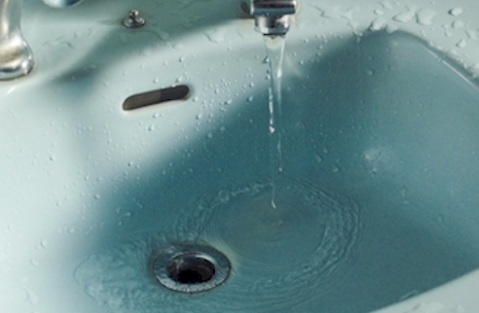 Wasser fließt in ein Waschbecken