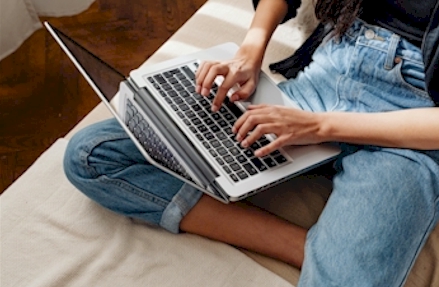 Person surft am Laptop
